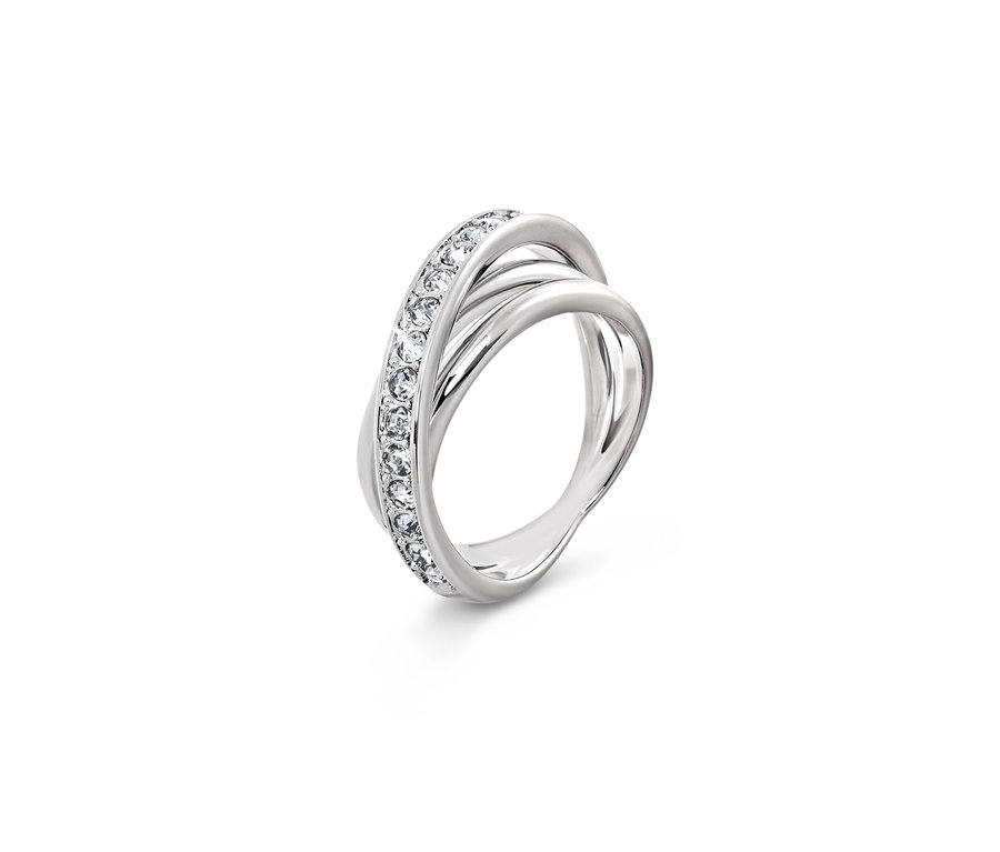 Bague Loops argentée avec cristaux sur fond blanc.