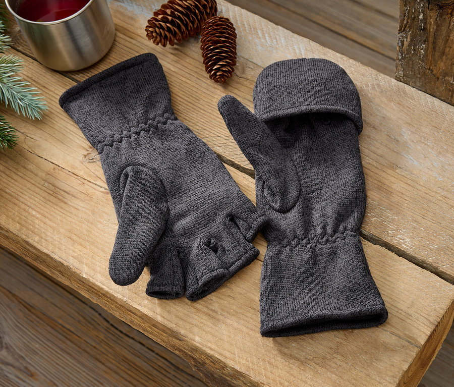 Deux mitaines grises sont posées côte à côte sur un banc en bois.