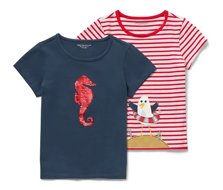 Deux t-shirts pour enfant avec application : un bleu avec un hippocampe, un rayé avec une mouette.
