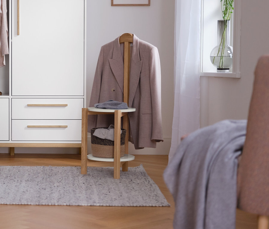 Dans la pièce, une armoire « Eklund » avec un côté gauche ouvert et un côté droit fermé.