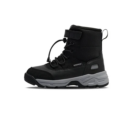 Botte de neige noire hummel® Snow Boot Tex avec semelle grise, lacets et fermeture auto-agrippante.