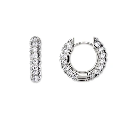 Gros plan de deux boucles d'oreilles créoles argentées serties de strass blancs.