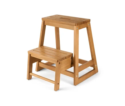 Un marchepied escamotable en bois massif sur fond blanc.