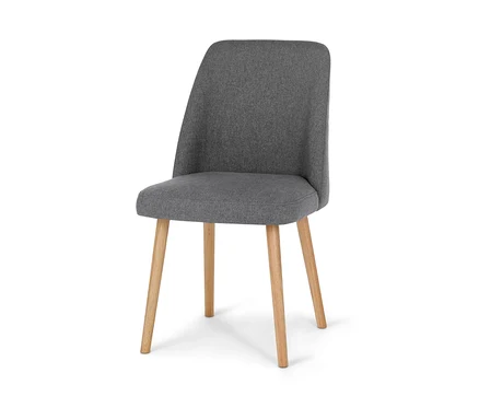 Chaise en tissu rembourrée grise avec pieds en bois.