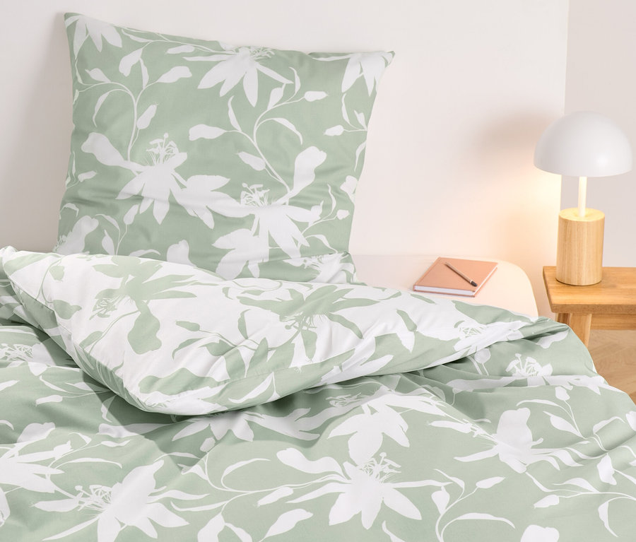 Parure de lit en renforcé à motif floral de taille standard sur un lit.