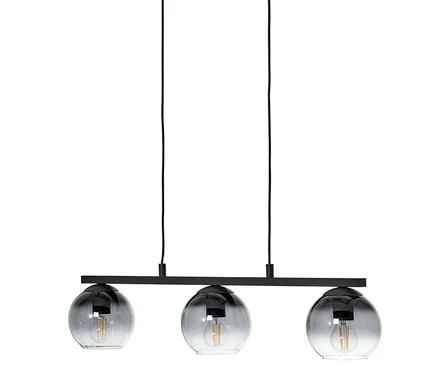 Lampe à suspension noire avec trois abat-jours en verre fumé.