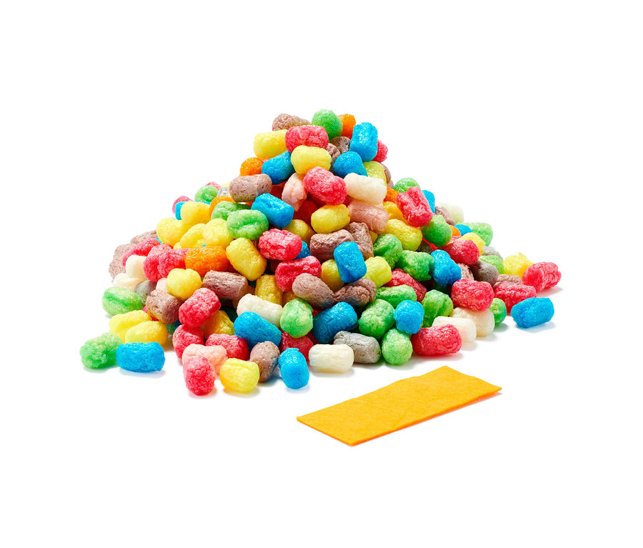 Un tas de pièces colorées PlayMais® et une éponge jaune.