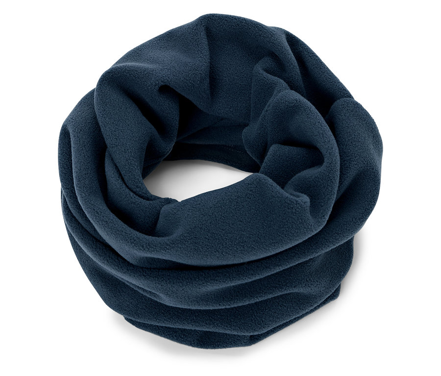 Gros plan d'un tour de cou en polaire bleu marine sur fond blanc.