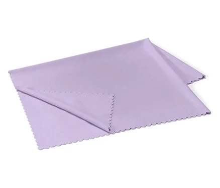 Un chiffon lavande plié avec un bord ondulé repose sur un fond blanc.