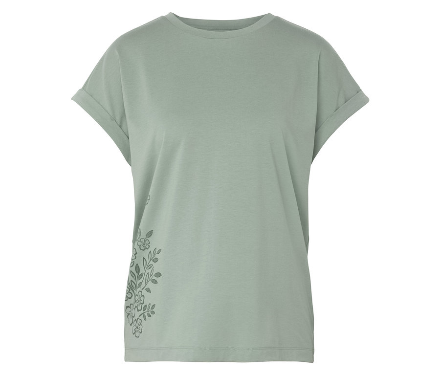 Un t-shirt vert clair avec un motif floral sur le côté gauche.