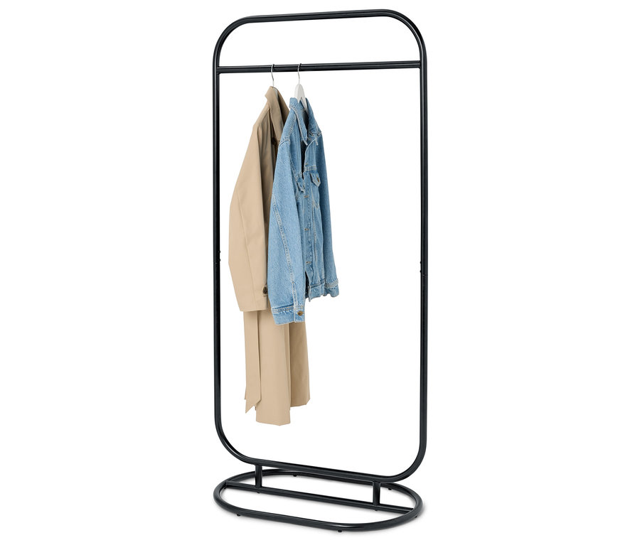 Un manteau beige et une veste en jean sont suspendus à un portant noir.