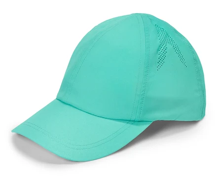 Une casquette de baseball turquoise clair repose sur un fond blanc. Un motif perforé est visible sur le côté.