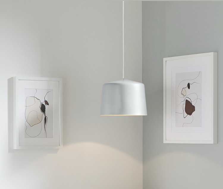 Armoire ouverte blanche avec une lampe suspendue en métal.