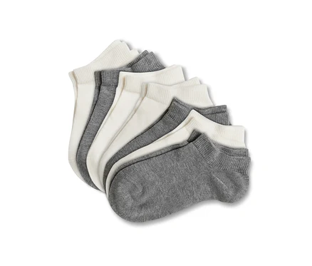 Sept paires de socquettes pour enfant grises et blanches.