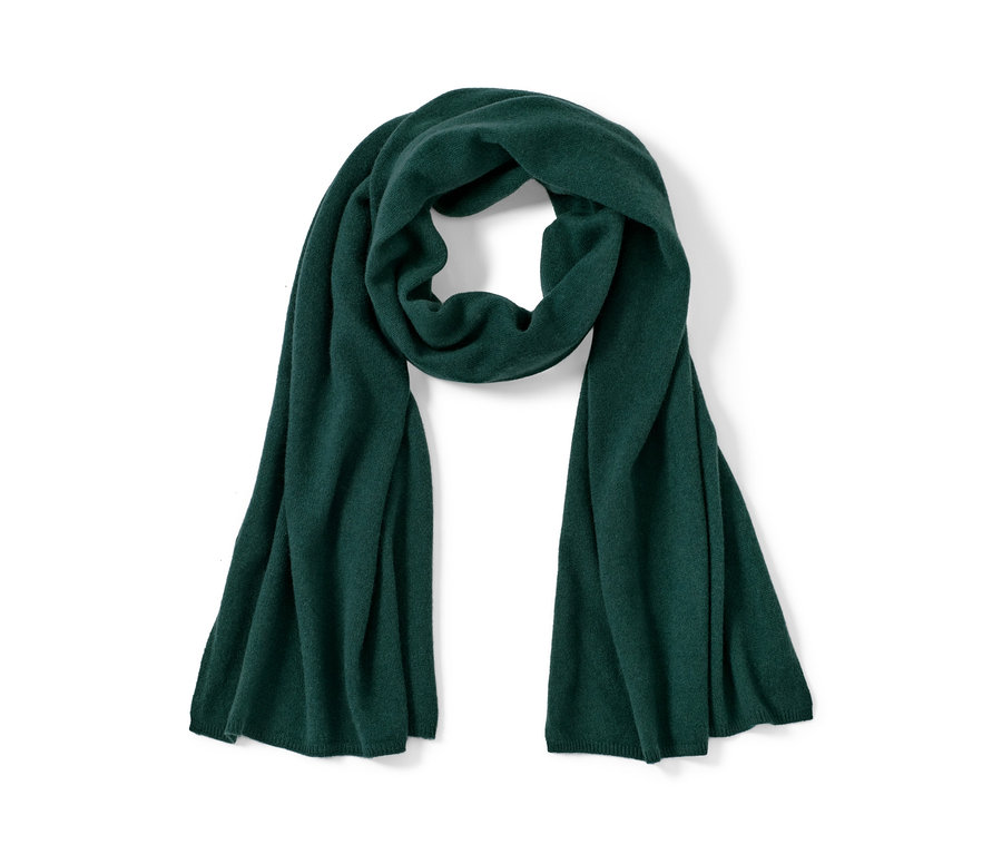 Une écharpe en cachemire tricoté vert foncé est posée sur un fond blanc.