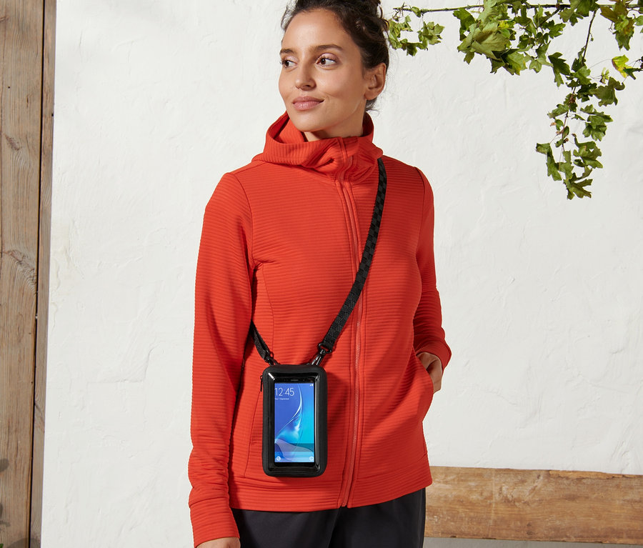 Une femme portant un sac à smartphone 2 en 1 avec une bandoulière noire.