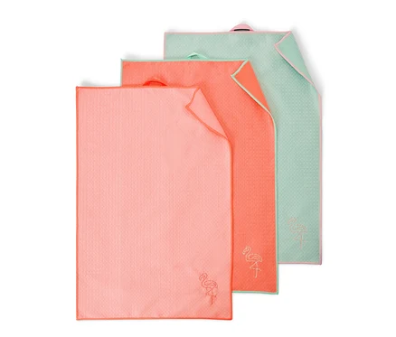 Trois linges de cuisine : rose, corail et vert clair.