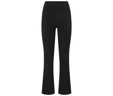 Pantalon noir évasé.