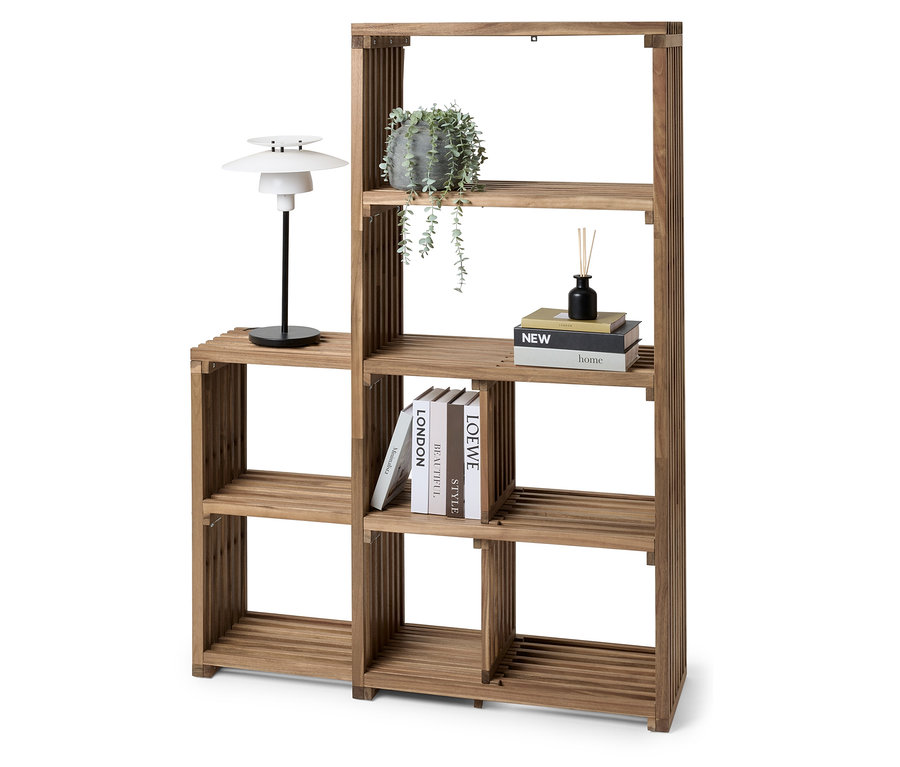 Étagère en bois avec une lampe, une plante en pot et des livres.