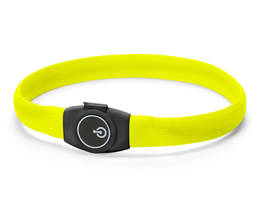 Bracelet jaune avec fermoir noir au centre.