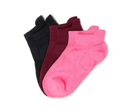 Trois chaussettes noires, bordeaux et roses, disposées en éventail sur un fond blanc. La chaussette rose présente un motif subtil.