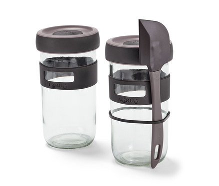Deux bocaux du kit de démarrage pour levain et une spatule grise.