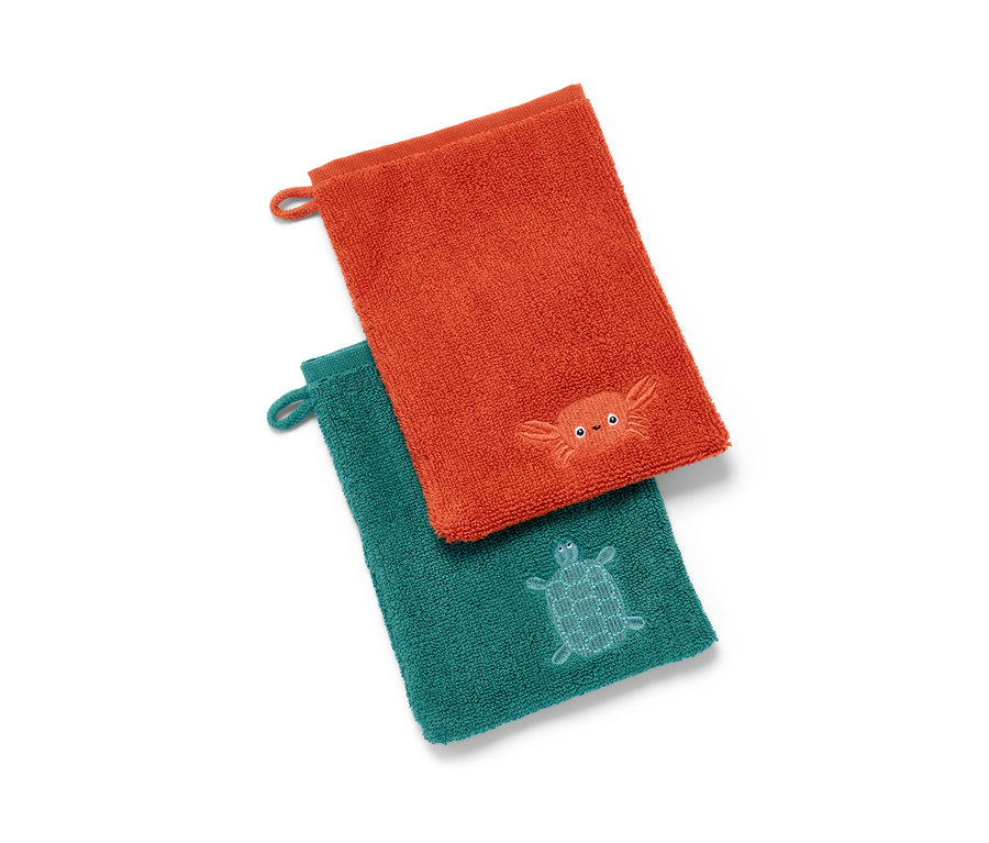 Deux gants de toilette, un orange avec un crabe et un vert avec une tortue.