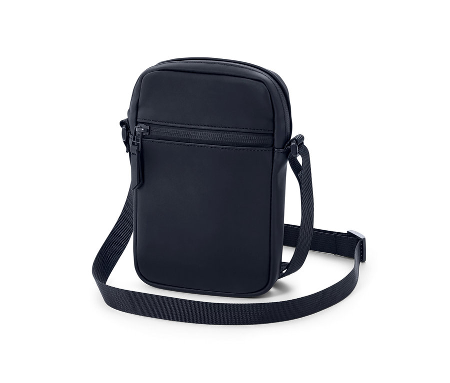 Un sac à bandoulière de pluie bleu marine sur fond blanc.