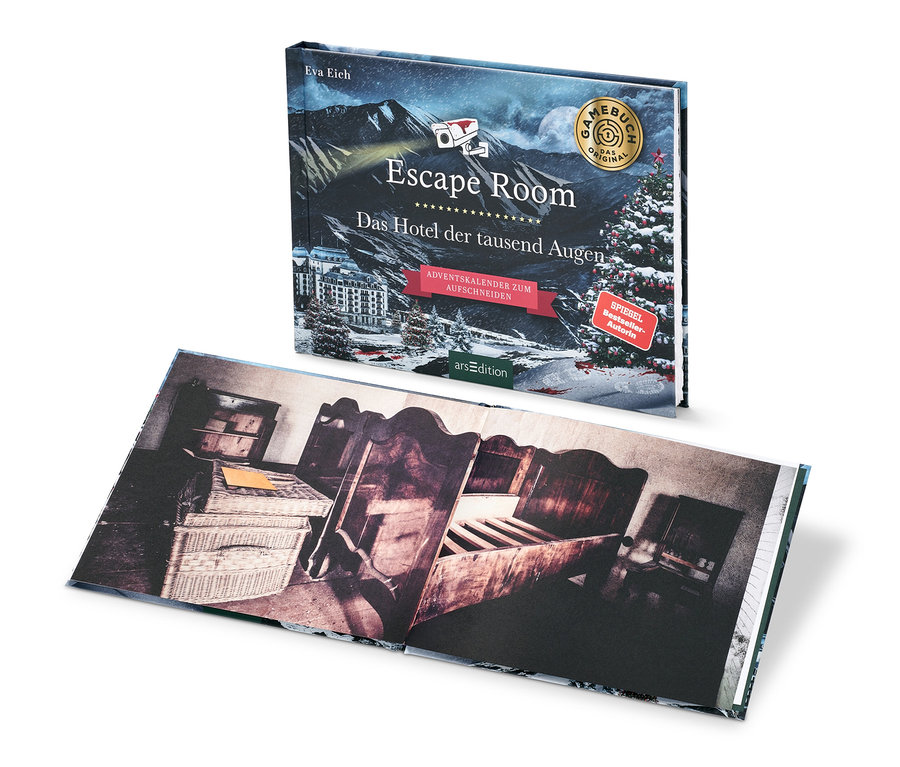 Livre calendrier de l’Avent Escape Room « Das Hotel der tausend Augen » et un livre ouvert avec une image d’un intérieur.