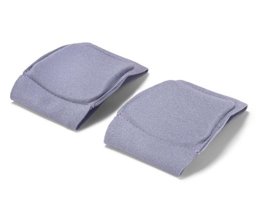 Deux genouillères violettes posées sur un fond blanc.