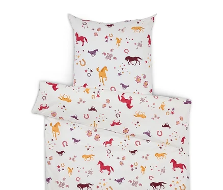 Linge de lit blanc avec motifs de chevaux, d'étoiles et de fers à cheval.