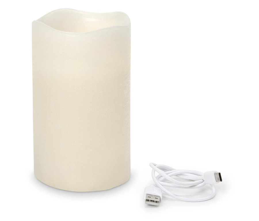 Une bougie cylindrique blanche et un câble de chargement USB sur fond blanc.