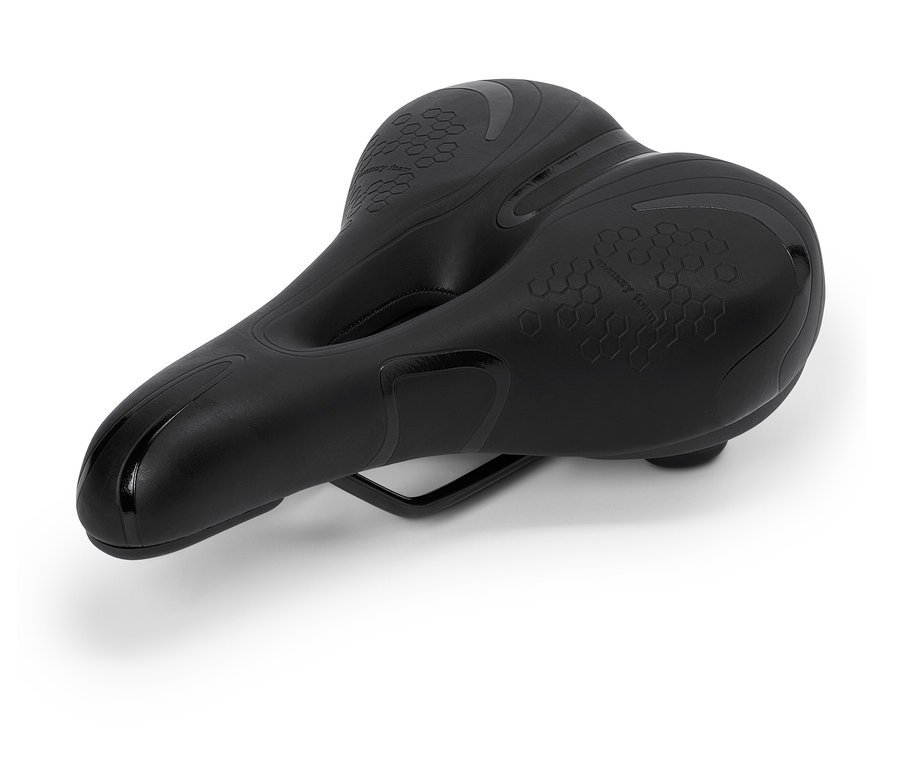 Une selle de vélo noire est posée sur un fond blanc.