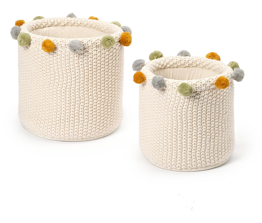 Deux paniers de rangement en tricot crème avec des pompons colorés sur le dessus se trouvent sur un fond blanc.