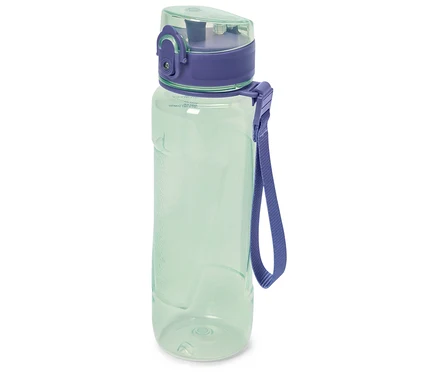 Une bouteille d'eau vert clair avec un couvercle violet et une sangle violette sur fond blanc.