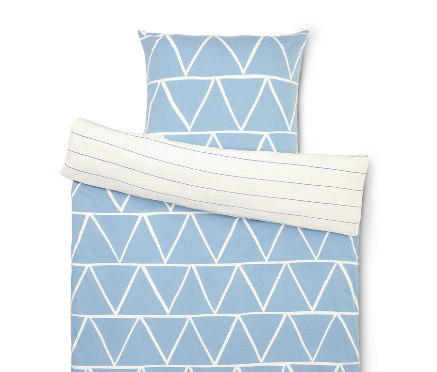 Ensemble de literie avec motif triangle bleu et taie d'oreiller rayée.