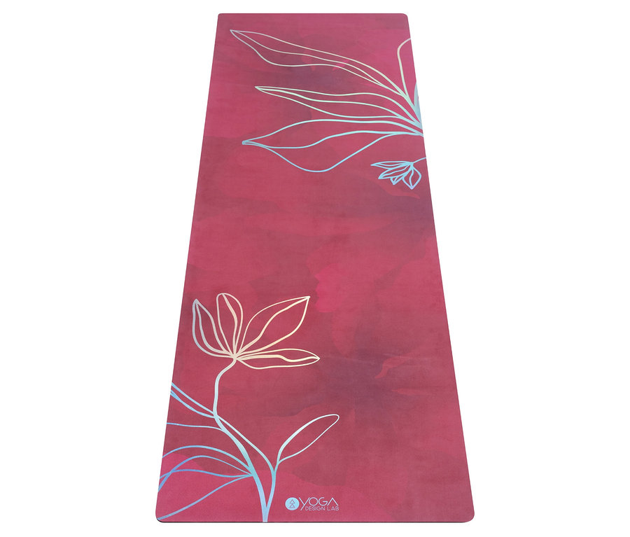 Tapis de yoga bordeaux avec motif floral.