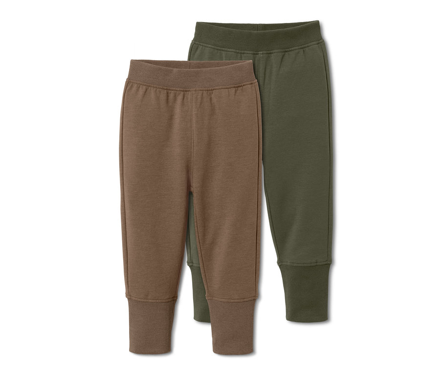 Deux pantalons de survêtement : un marron et un vert olive.
