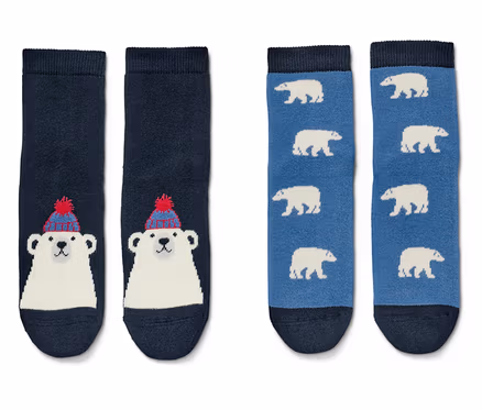 Deux paires de chaussettes. Une paire est bleu foncé avec une tête d'ours blanc avec un bonnet rouge et bleu, et l'autre paire est bleue avec des images d'ours polaires blancs.