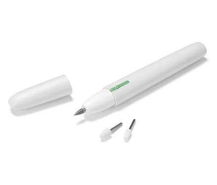 Gros plan d'un stylo blanc avec une pointe et deux embouts.