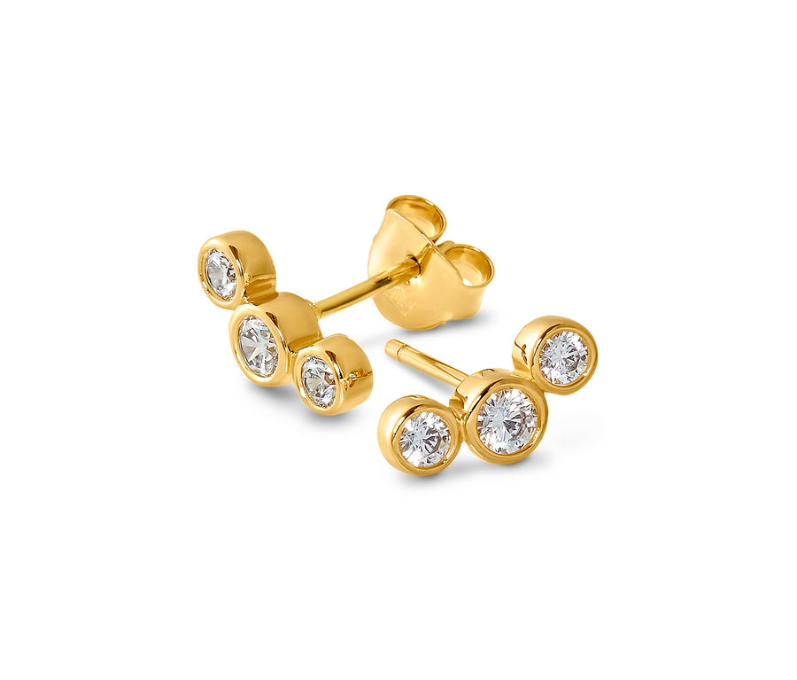 Deux boucles d'oreilles en or avec des pierres transparentes.