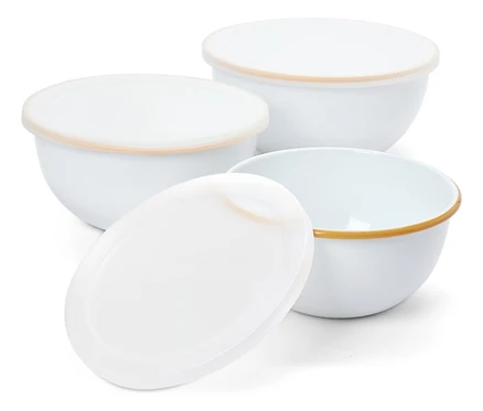 Trois bols blancs avec couvercles sur fond blanc.