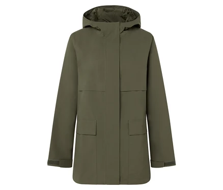 Une veste à capuche verte.