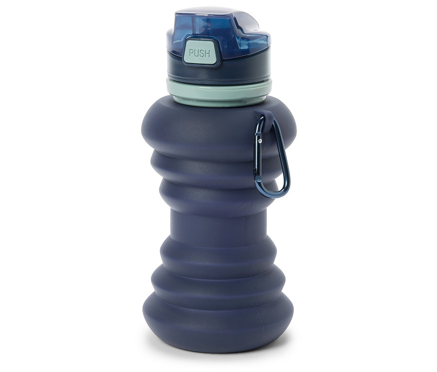 Une gourde bleue pliable avec un bouchon bleu et un mousqueton sur un fond blanc.