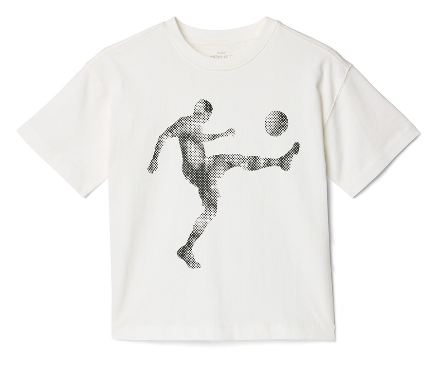 T-shirt blanc avec une illustration d'un footballeur frappant dans un ballon.