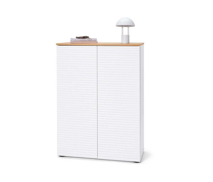 Armoire à chaussures avec des livres, des clés et une lampe sur le dessus.