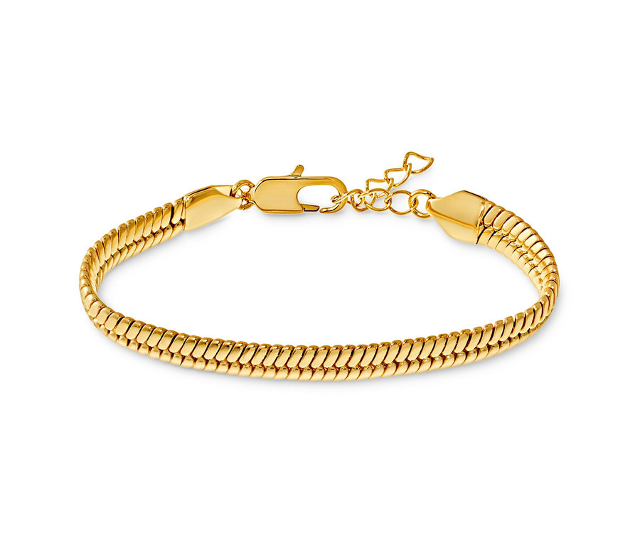 Un bracelet serpentin plat doré est posé sur un fond blanc.