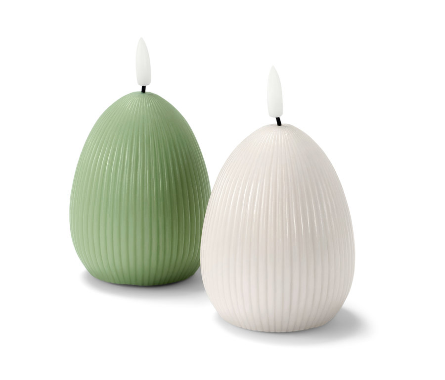 Deux bougies à LED en cire véritable, une verte, une blanche, se tiennent côte à côte sur un fond blanc.