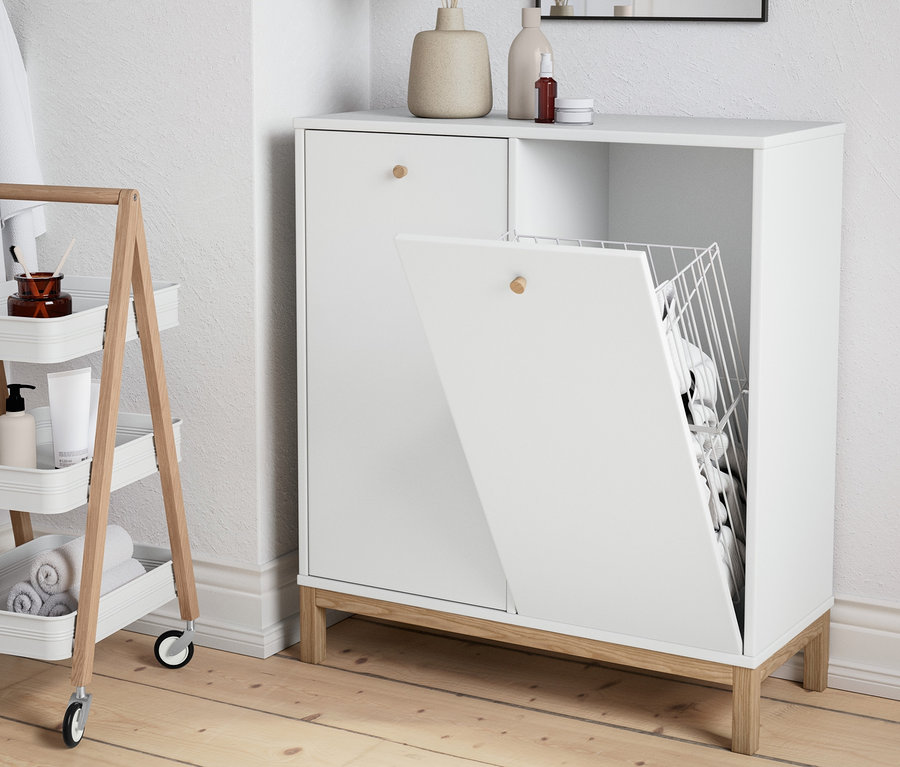 Dans la salle de bain, il y a une étagère à linge et une étagère à roulettes.