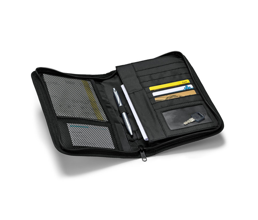 Un rangement pour boîte à gants noir ouvert avec des cartes, un stylo, du papier et une clé.